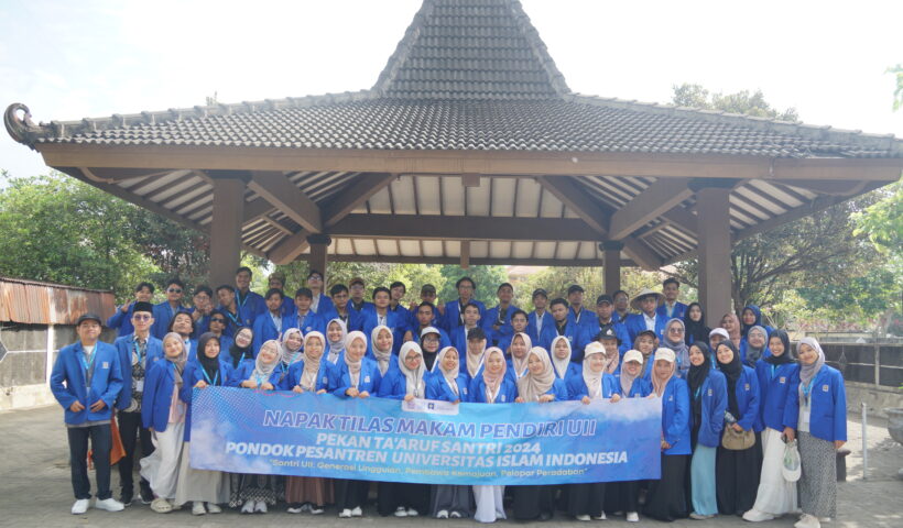 foto mahasantri PP UII di makam keluarga UGM