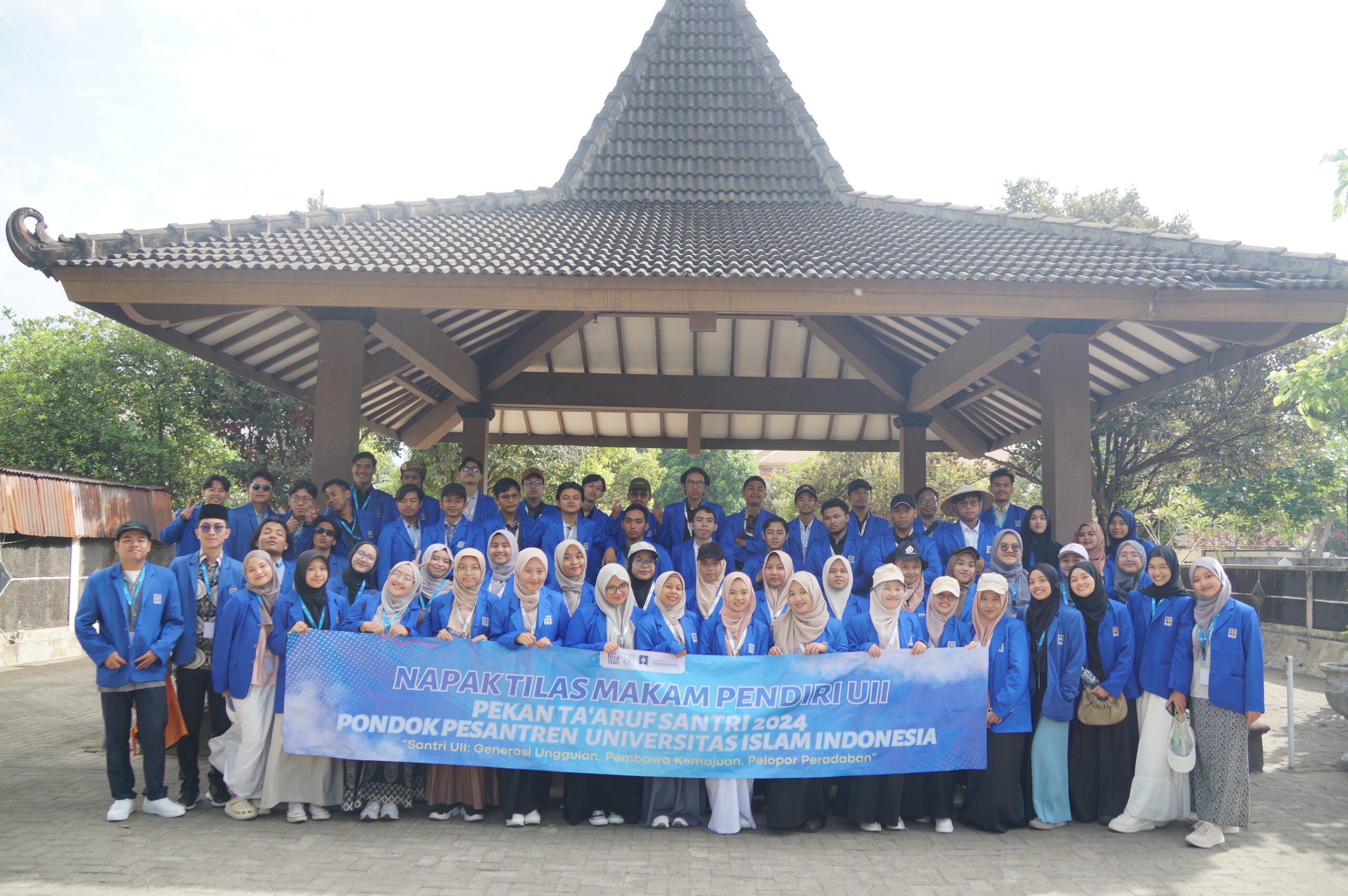 foto mahasantri PP UII di makam keluarga UGM