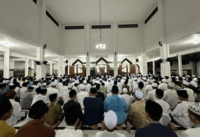Suasana santri menyimak penjelasan KH. Zaimuddin Wijaya As'ad