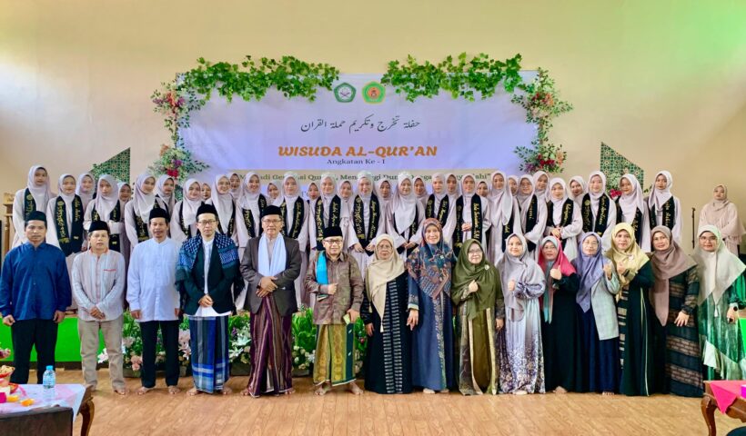 Para santri tahfidz berfoto bersama para asatidz dan asatidzah dalam momen Wisuda Tahfidz Perdana Pondok Pesantren Nurul Huda