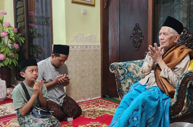 Penulis saat sowan ke KH M. Baidowi Muslich di Pondok Gading