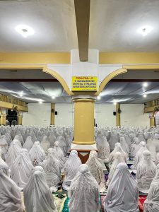 suasana sholat berjamaah di masjid ulil albab (MU)