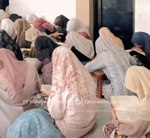 Santri sedang mengikuti bandongan di aula pesantren.