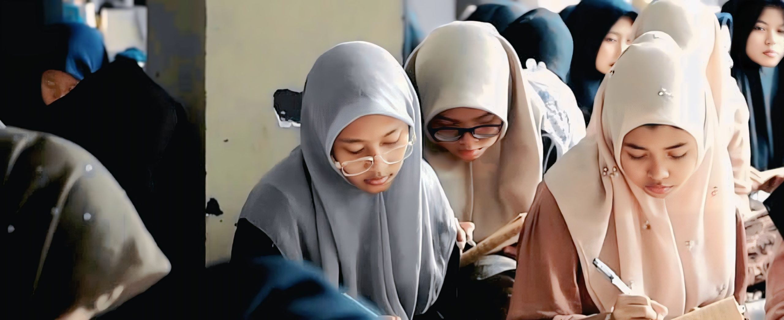 Santri tengah mengikuti kegiatan bandongan dengan khidmat.