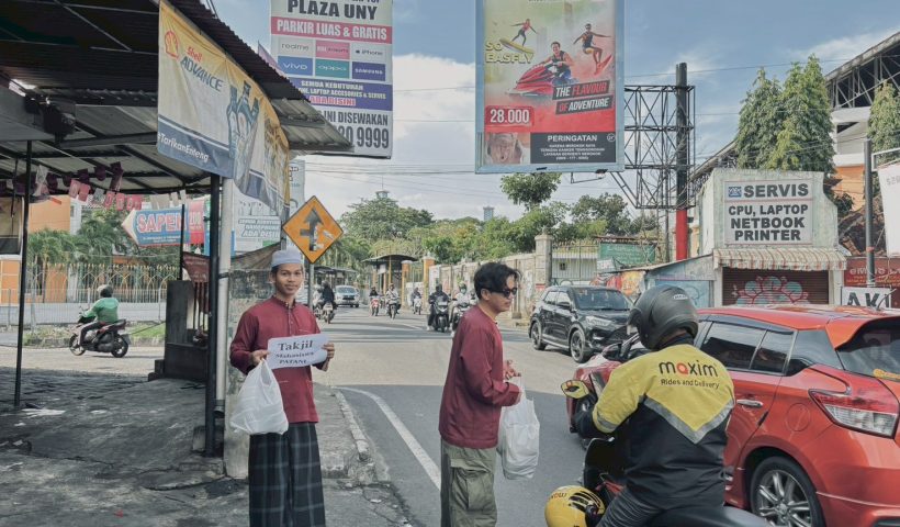 Mahasiswa Patani saat membagikan takjil kepada pengguna jalan di kawasan UIN Sunan Kalijaga Yogyakarta