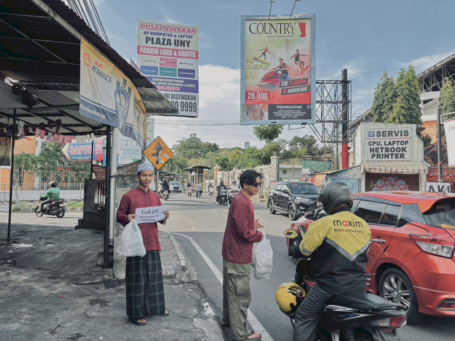 Mahasiswa Patani saat membagikan takjil kepada pengguna jalan di kawasan UIN Sunan Kalijaga Yogyakarta