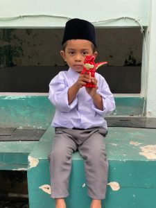 Baha Memperlihatkan Mainan Dinosaurus Hasil 'Lebarannya"
