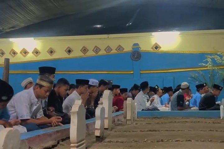 Para santri Asrama Falasthine membaca tahlil di Pesarean Induk