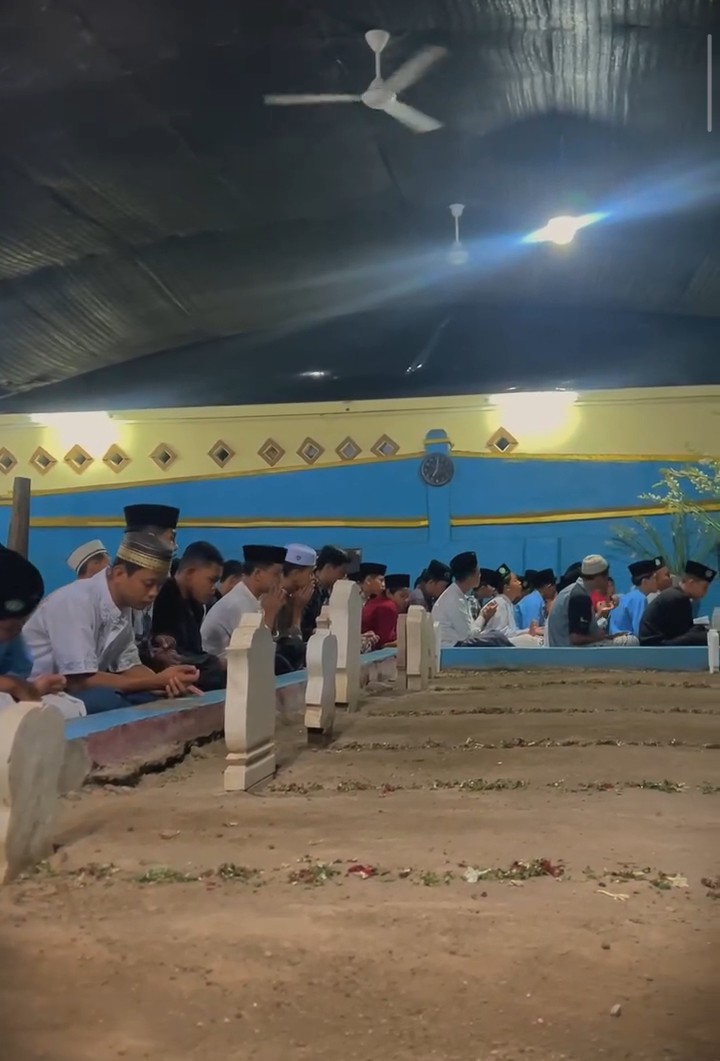 Para santri Asrama Falasthine membaca tahlil di Pesarean Induk