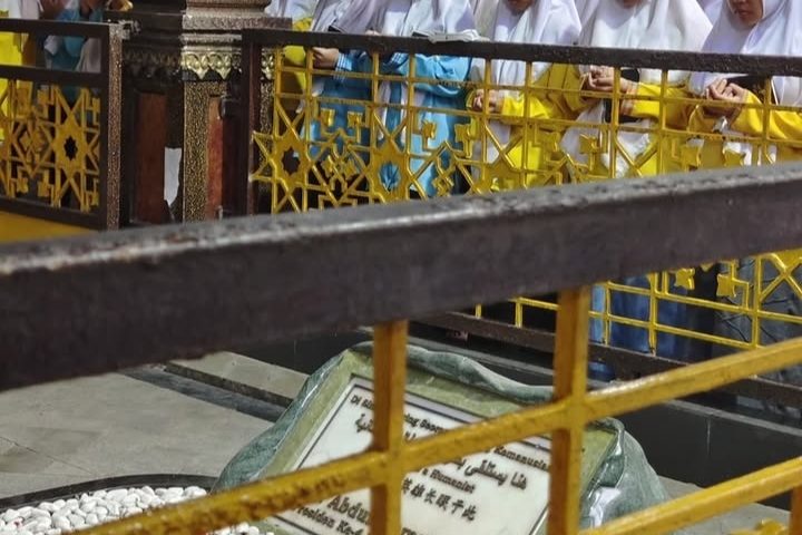 suasana santri sedang berdoa di samping makam Gus Dur