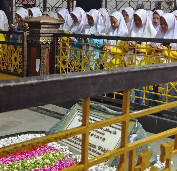 suasana santri sedang berdoa di samping makam Gus Dur