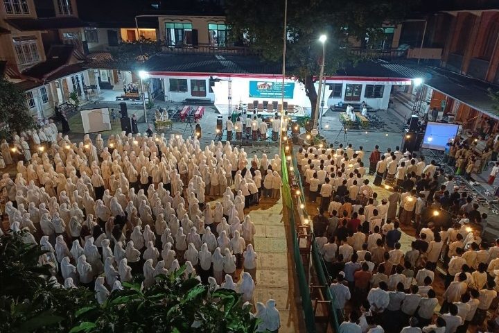 Potret para santri menyanyikan lagu Indonesia Raya pada acara Malam Tirakatan