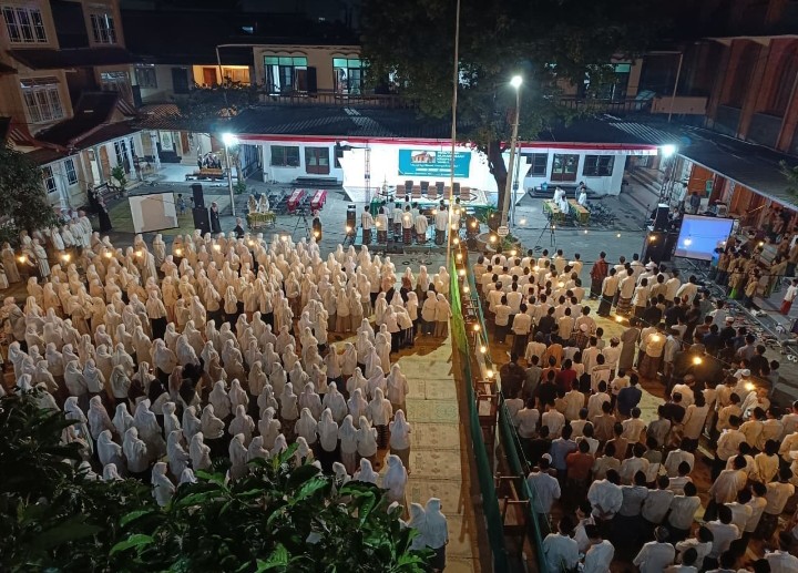 Potret para santri menyanyikan lagu Indonesia Raya pada acara Malam Tirakatan