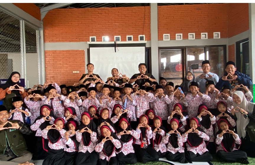 kunjungan siswa SDI Tebuireng ke BST (Foto: Tebuireng Online)