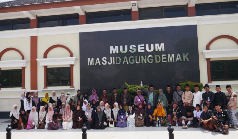 Foto bersama keluarga besar pp i'anah futuhiyah karangbrai