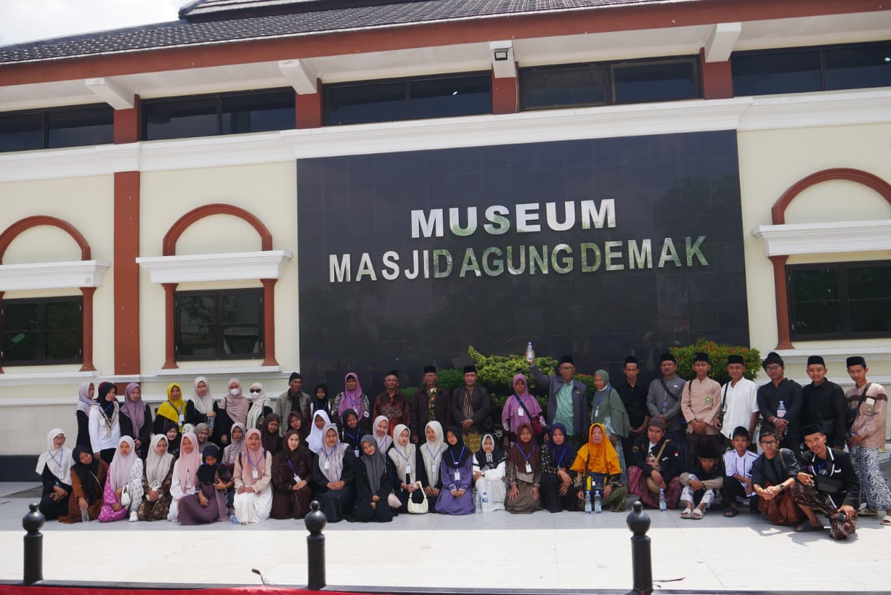 Foto bersama keluarga besar pp i'anah futuhiyah karangbrai