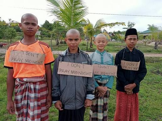 https://www.facebook.com/abykhaliby/posts/santri-santri-yang-shalihbersama-para-profesor-sedang-kena-hukuman-karena-tidak-/781194446063180/